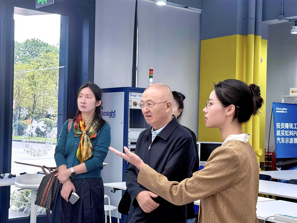 李善民教授一行参观虹科展厅(1)