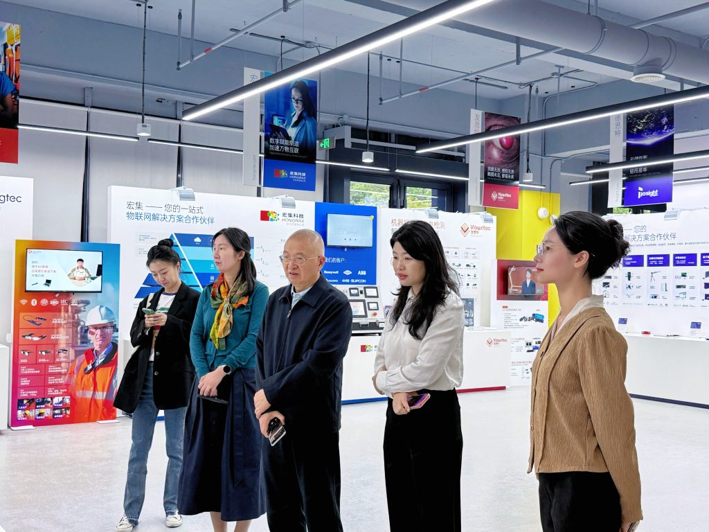 李善民教授一行参观虹科展厅(4)
