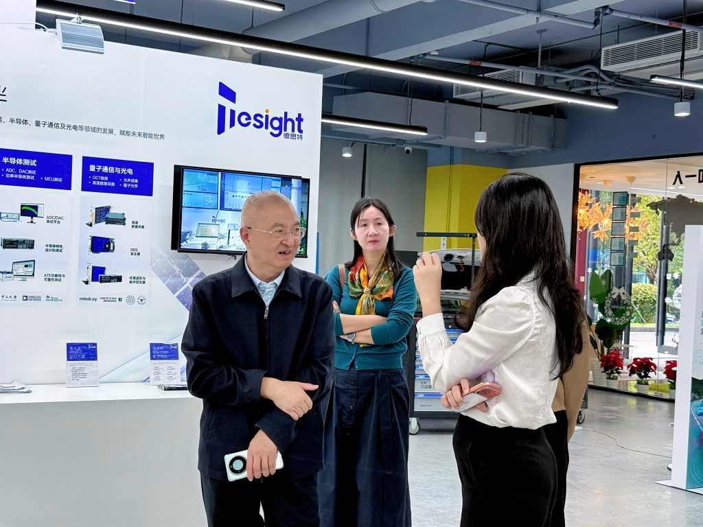李善民教授一行参观虹科展厅(3)